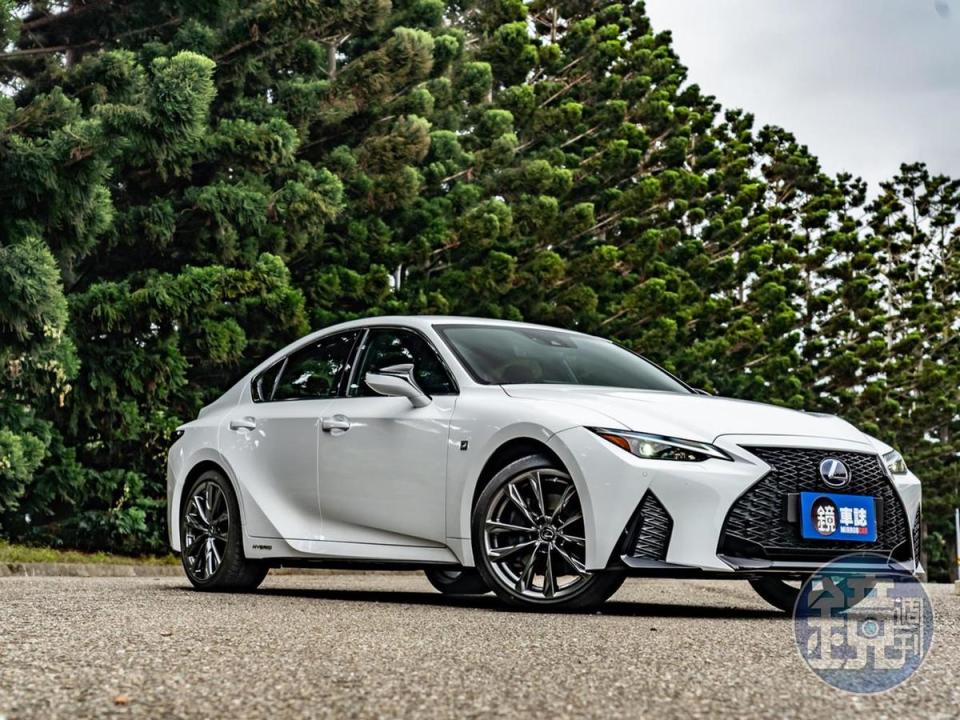 LEXUS IS 300h F Sport