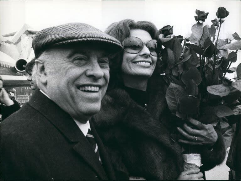 El productor de cine Carlo Ponti y la gran estrella del cine italiano, Sophia Loren, mantuvieron un romance por décadas, que tuvo un inicio complicado