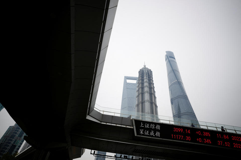 Eine elektronische Tafel zeigt die Aktienindizes von Shanghai und Shenzhen im Finanzviertel Lujiazui nach dem Ausbruch der Coronavirus-Krankheit (COVID-19) in Shanghai, China, 14. November 2022. REUTERS/Aly Song