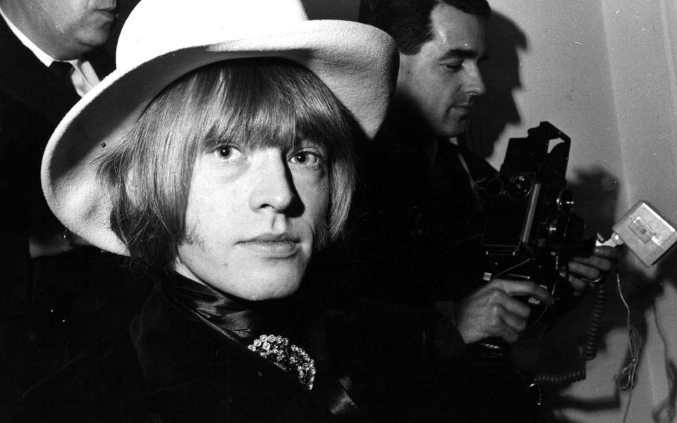 Im verflixten Alter von 27 Jahren ertrank das Gründungsmitglied der Rolling Stones im eigenen Pool. Die Polizei ging seinerzeit davon aus, dass Brian Jones unter Drogeneinfluss in das Becken sprang und an einem Asthmaanfall starb. (Bild: Keystone/Getty Images)