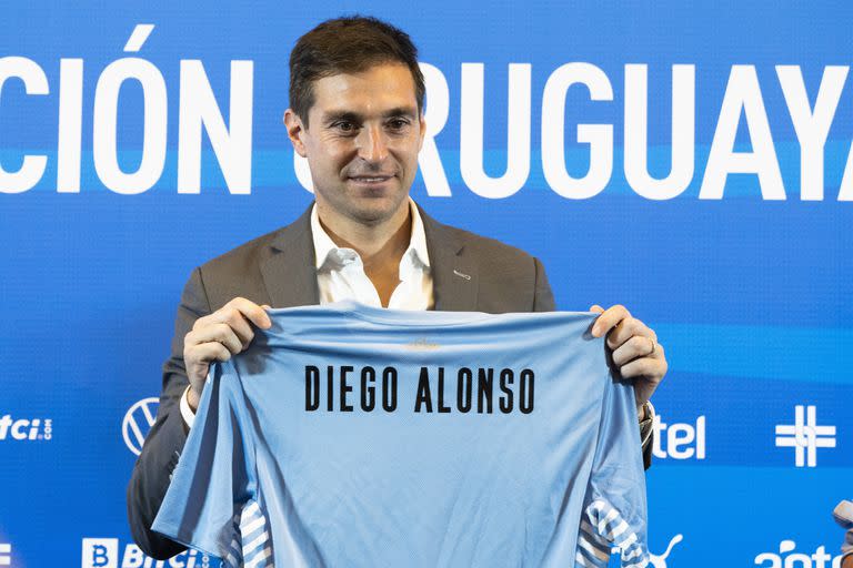 Diego Alonso llegó a Uruguay después de la gestión de 15 años del Maestro Tabárez