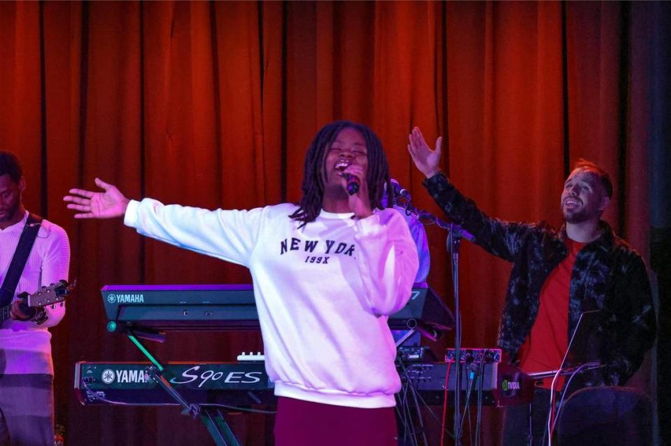 On stage Milly Guillaume, center, and Pastor Chancellor Dix, lift their hands while singing in praise during Collab.church’s Sunday service at North Dade Middle School in Miami Gardens. Carl Juste/cjuste@miamiherald.com