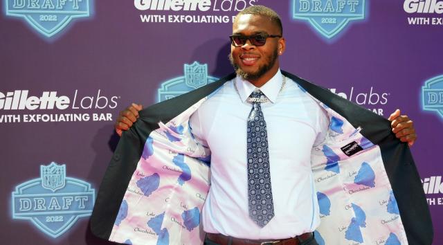 LOOK: Evan Neal flashes unique suit jacket ahead of 2022 NFL Draft