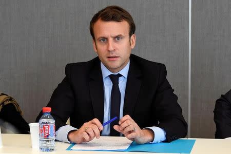 Emmanuel Macron, head of the political movement En Marche !, or Onwards !, and candidate for the 2017 French presidential election, talks with union representatives from Whirlpool at the Chamber of Commerce and Industry (CCI) in Amiens, France, April 26, 2017. REUTERS/Eric Feferberg/Pool