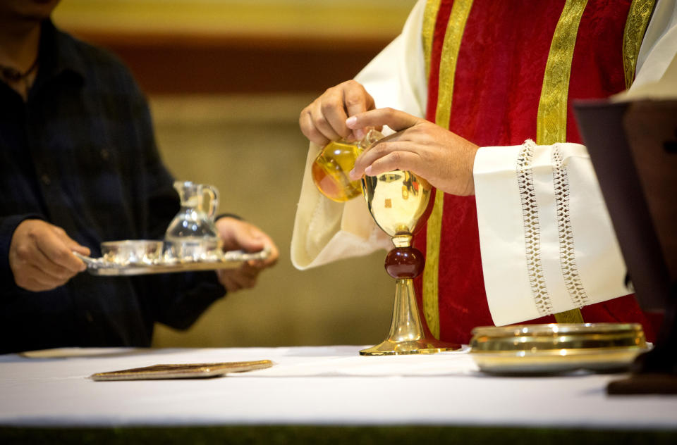 Los sacerdotes falsos suelen ofrecer sus servicios sin ser solicitados. (Getty Images)