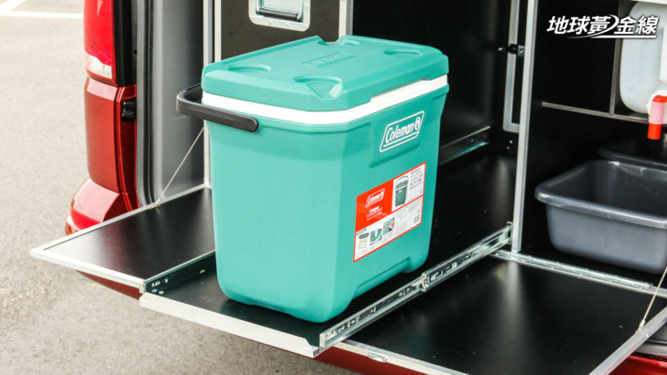 VanLife Box好野露營組中間格位採用抽屜式托盤設計，空間足以容納一般免插電的冰桶。(攝影/ 陳奕宏)