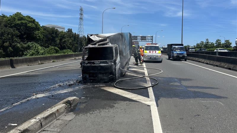 國道1號北向349公里高雄岡山路段，今天（12日）中午發生火燒車事故。（圖／翻攝畫面）