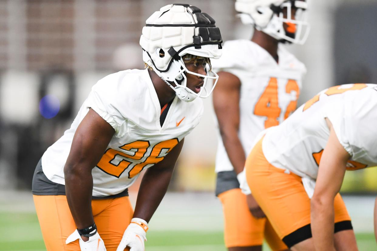 Tennessee’s Justin Williams-Thomas (26) warms up during the second day of Tennessee football practice at Anderson Training Facility in Knoxville, Tuesday, Aug. 2, 2022.