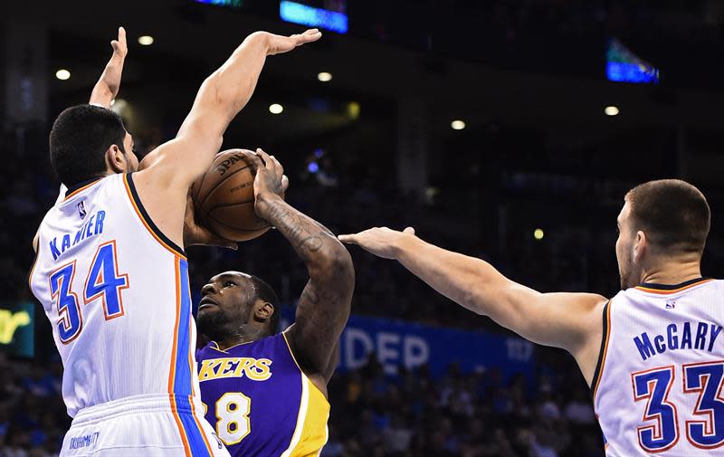 LWS110. OKLAHOMA CITY (EE.UU.), 24/03/2015.- Tarik Black (c) de Lakers ante Enes Kanter (i) de Thunder hoy, martes 24 de marzo de 2015, durante un juego de la NBA en el Chesapeake Energy Arena de Oklahoma City, Oklahoma (EE.UU.). EFE/LARRY W. SMITH/PROHIBIDO SU USO POR CORBIS