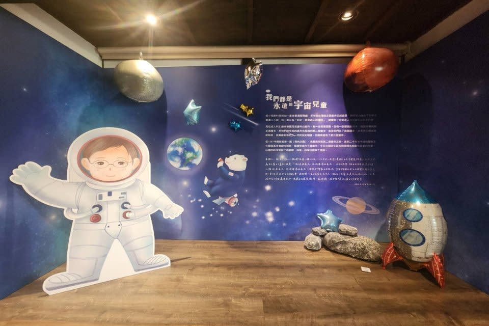 臺中文學館即日起推出「翱翔科幻宇宙的旅者-作家黃海特展」