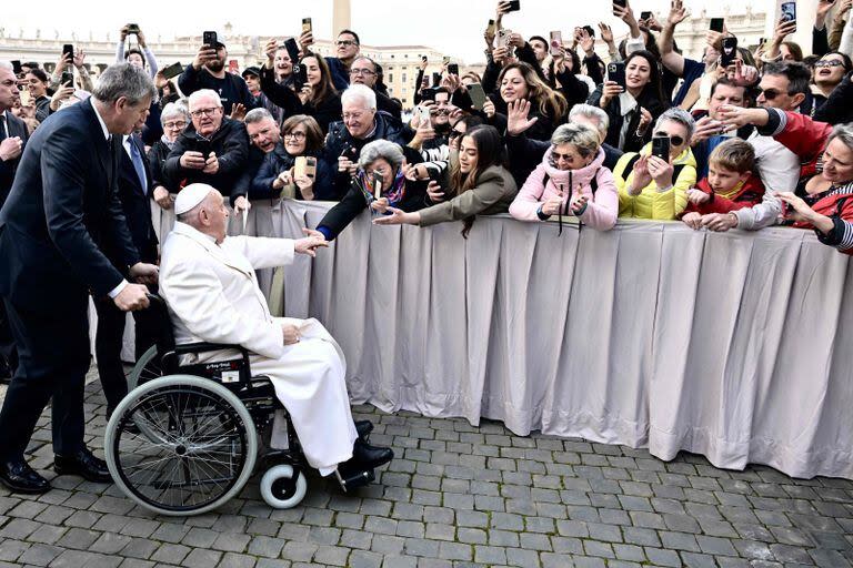 Francis greets the faithful in St. Peter's Square.  (Alberto Pizzoli/AFP)