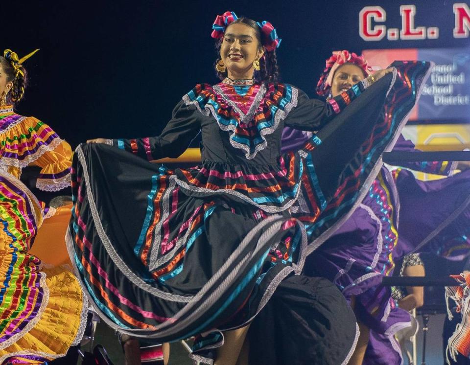 Belén Preciado, a la derecha, del Edison High Folclórico baila durante la primera Celebración Latinx de Reconocimiento de Preparatorias, en el McLane High Stadium, el 4 de junio de 2023.