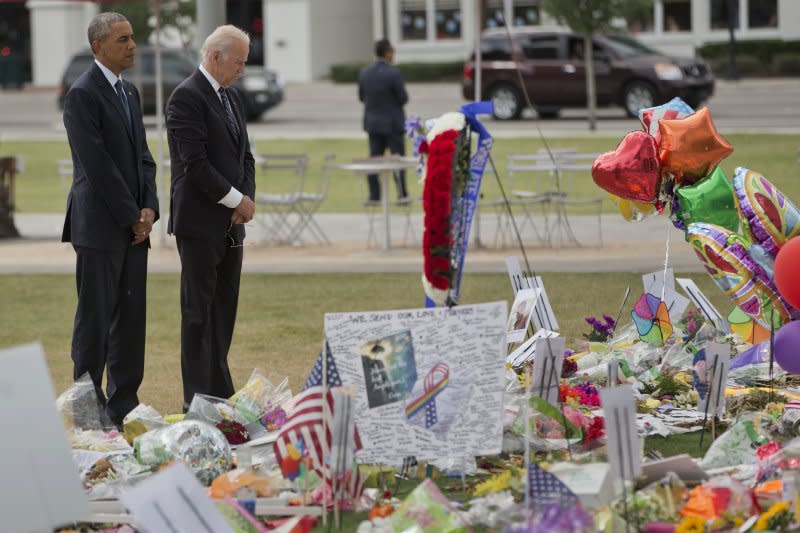 歐巴馬總統及副總統拜登前往奧蘭多市菲利浦表演藝術中心前悼念槍擊案受害者（美聯社）