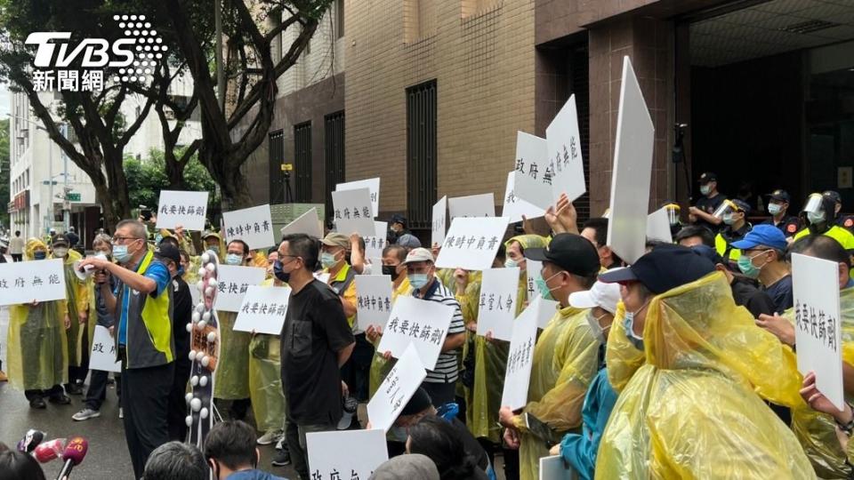 計程車駕駛包圍指揮中心抗議。（圖／TVBS）