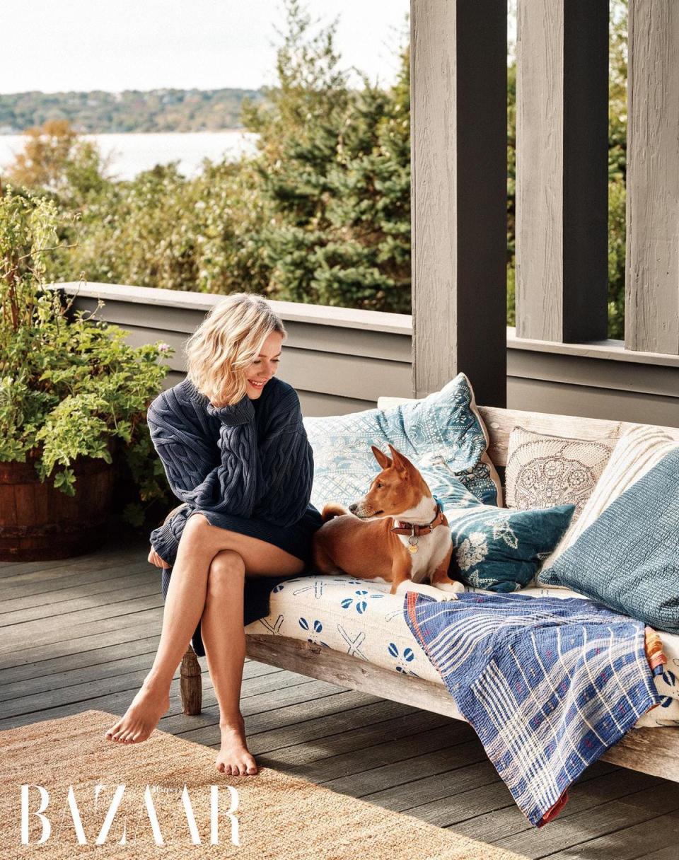 豪宅可飽覽長島湖景、大西洋風光。Naomi Watts身著miu miu針織衫，與愛犬Dante攝於室外陽台。（《Harper’s BAZAAR》國際中文版提供）