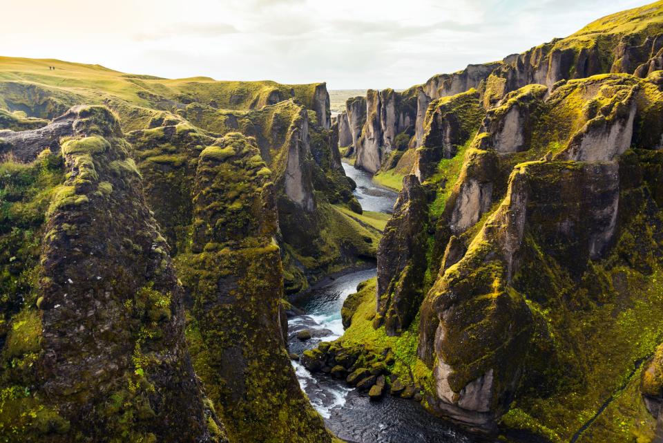 La aurora boreal, las playas de arena negra, los volcanes, los parques nacionales... Islandia dispone de numerosos atractivos que lo han convertido en uno de los destinos de lujo más solicitados en este 2019. (Foto: Getty Images).