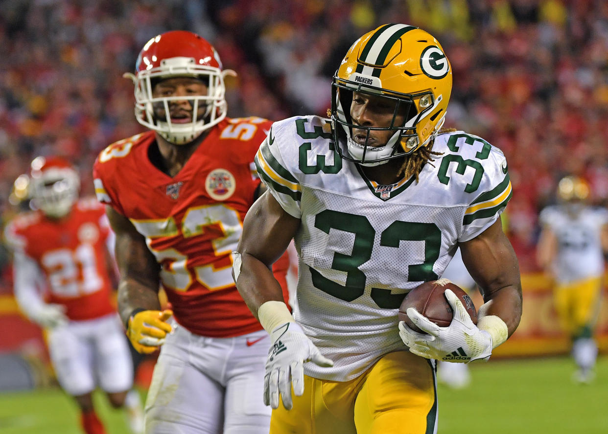 KANSAS CITY, MO - OCTOBER 27:  Running back Aaron Jones #33 of the Green Bay Packers runs up field after catching a pass against inside linebacker Anthony Hitchens #53 of the Kansas City Chiefs during the first quarter at Arrowhead Stadium on October 27, 2019 in Kansas City, Missouri. (Photo by Peter Aiken/Getty Images)