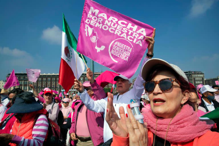 La gente participa en la marcha opositora “Por nuestra democracia” convocada por varias organizaciones para exigir un 