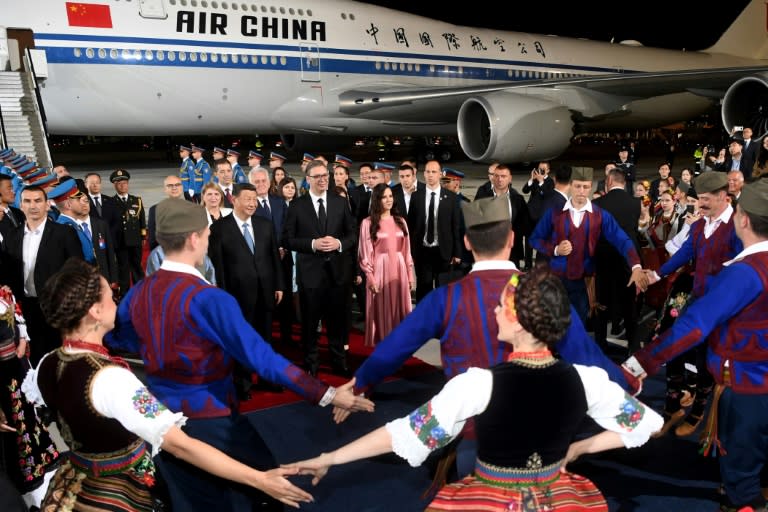 El presidente chino, Xi Jinping, recibido por su homólogo serbio, Aleksandar Vucic, y su esposa Tamara, el 7 de mayo de 2024 en Belgrado (DIMITRIJE GOLL)