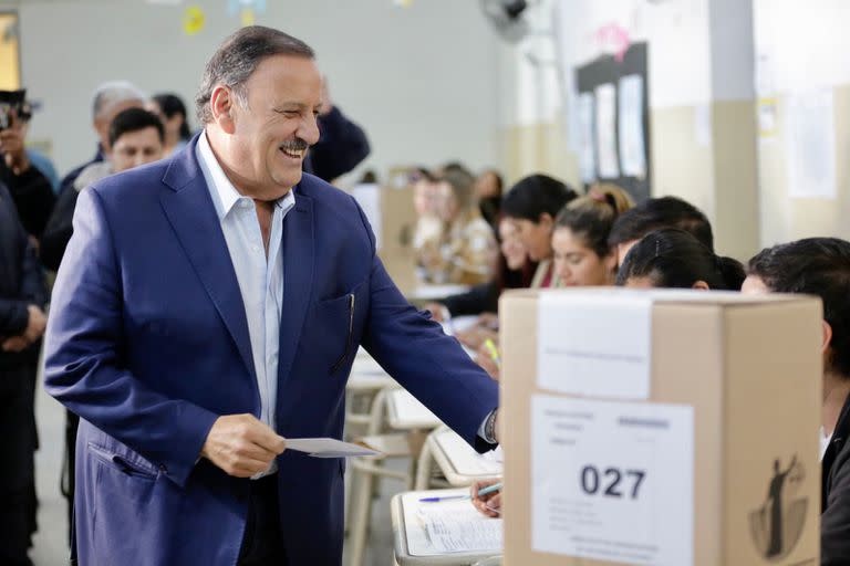 Ricardo Quintela, que va por su reelección, fue el primer candidato en votar esta mañana