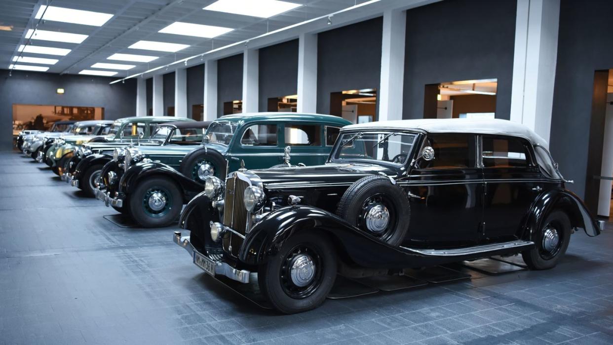 In Reih' und Glied: Die Maybach-Parade wartet im Museumsgebäude in Neumarkt in der Oberpfalz auf Besucher.