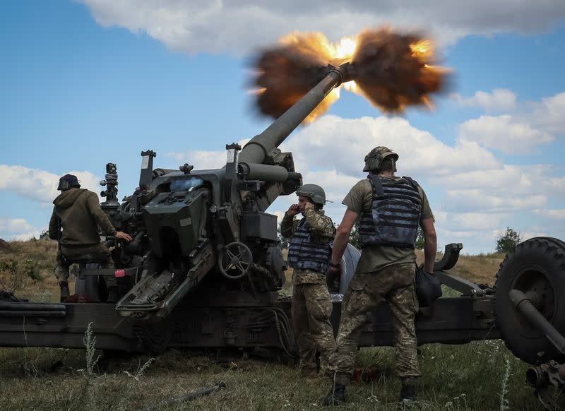 Miembros del servicio ucraniano disparan un proyectil de un obús remolcado FH-70 en una línea del frente, mientras continúa el ataque de Rusia a Ucrania, en la región del Dombás, Ucrania