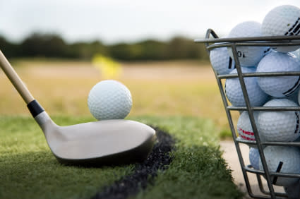 <b>4. Pelotas de golf sin costo</b><br><br> "Mi hijo juega golf, tanto en la preparatoria como en torneos júnior, durante el verano. Yo lo sigo en sus tours, para llevar un registro estadístico al tiempo que ahorro dinero buscando pelotas extraviadas. No es inusual que encuentre hasta 12 docenas de pelotas de golf tan sólo al seguirlo en un torneo de 18 hoyos. Con un costo de generalmente $45 por docena, esto representa un ahorro al no tener que comprarlas. ¡También vendo algunas para ganar un poco de dinero extra!".<br><br> -John, de Indiana