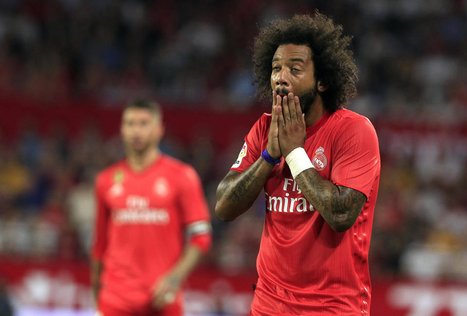 El brasileño Marcelo, del Real Madrid, se lamenta al final de un encuentro que su equipo perdió 3-0 ante el Sevilla en la Liga española, el miércoles 26 de septiembre de 2018 (AP Foto/Miguel Morenatti)