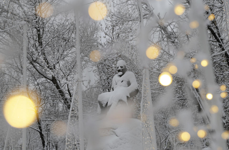 <p>Die Moskauer Statue des kasachischen Dichters Abai Qunanbajuly wird von Schnee bedeckt. (Bild: Reuters) </p>