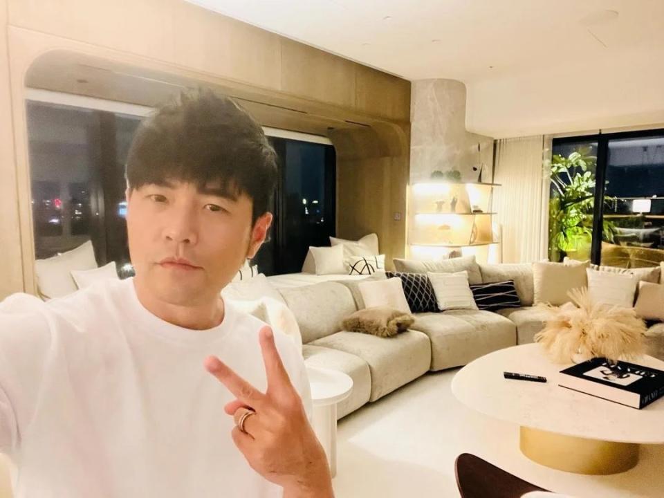 透過鏡頭可以看到，周杰倫的客廳相當開闊  以上 IG@jaychou