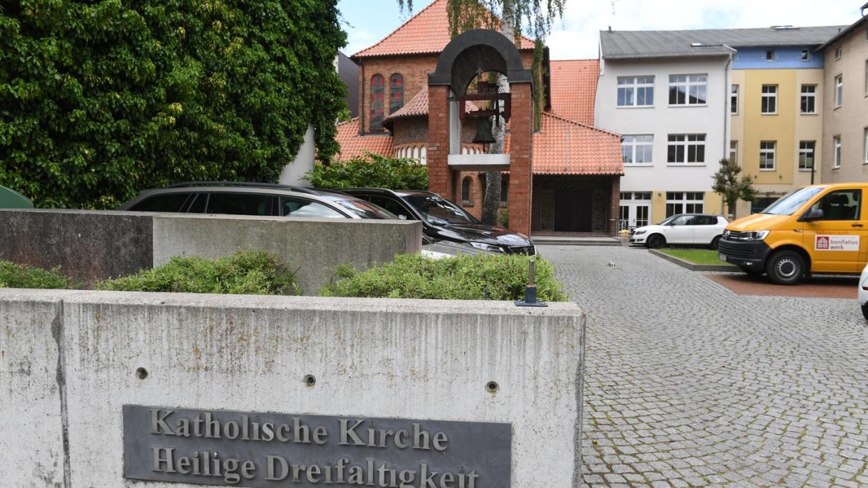 Blick auf die Pfarrkirche Heilige Dreifaltigkeit der Pfarrei St. Bernhard Stralsund-Rügen-Demmin.