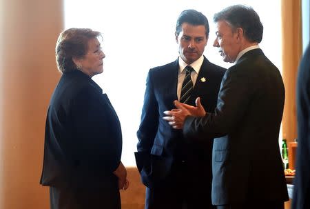 La presidenta chilena Michelle Bachelet, habla con el presidente de México, Enrique Peña Nieto, y el presidente de Colombia, Juan Manuel Santos, durante la cumbre de naciones de la Alianza del Pacífico, en Frutillar, Chile. 1 de julio de 2016. Los presidentes de los países de la Alianza del Pacífico se reunieron el viernes en el sur de Chile, con la misión de avanzar hacia un crecimiento más inclusivo para no repetir los errores del "Brexit", pero con el reto de lograr una mayor integración financiera. Ximena Navarro/Courtesy of Chilean Presidency/Handout via ATENCIÓN EDITORES: SOLO PARA USO EDITORIAL. IMAGEN PROVISTA POR TERCEROS.