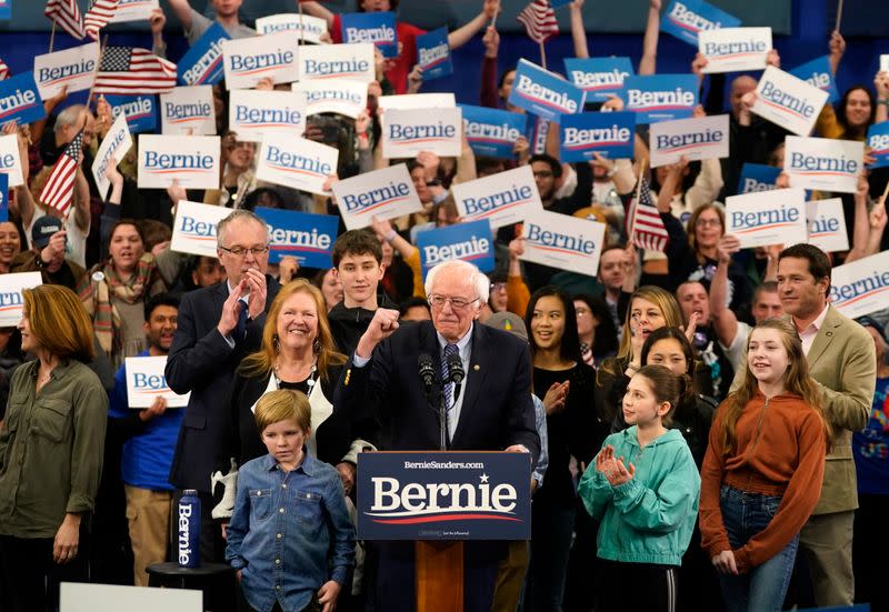 El candidato presidencial demócrata de los Estados Unidos, el senador Bernie Sanders, está acompañado por su esposa Jane O'Meara Sanders cuando se dispone a hablar durante de las primarias de New Hampshire en Manchester, N.H., Estados Unidos