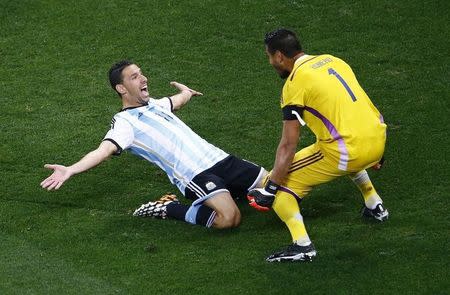 Argentina's Maxi Rodriguez celebrates with goalkeeper Sergio Romero after scoring the winning goal during a penalty shootout in the 2014 World Cup semi-finals between Argentina and the Netherlands at the Corinthians arena in Sao Paulo July 9, 2014. REUTERS/Ricardo Moraes