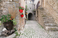 Viendo las fotos no es de extrañar que sobren candidatos. Santo Stefano di Sessanio es un pintoresco y precioso pueblo medieval amurallado. (Foto: Getty Images).