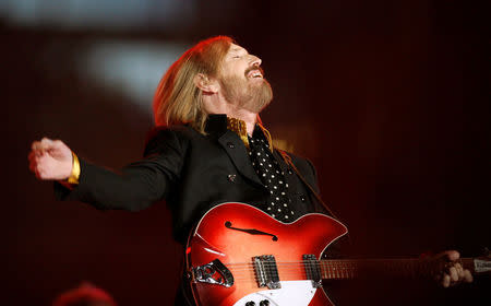 FILE PHOTO: Singer and songwriter Tom Petty performs during the half time show of the NFL's Super Bowl XLII football game between the New England Patriots and the New York Giants in Glendale, Arizona, U.S., February 3, 2008. REUTERS/Lucy Nicholson/File Photo