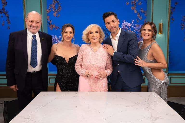 Alfredo Leuco -sin chaleco-, el Chino Leunis, Noelia Marzol y MAría Fernanda Callejón, los invitados de Mirtha