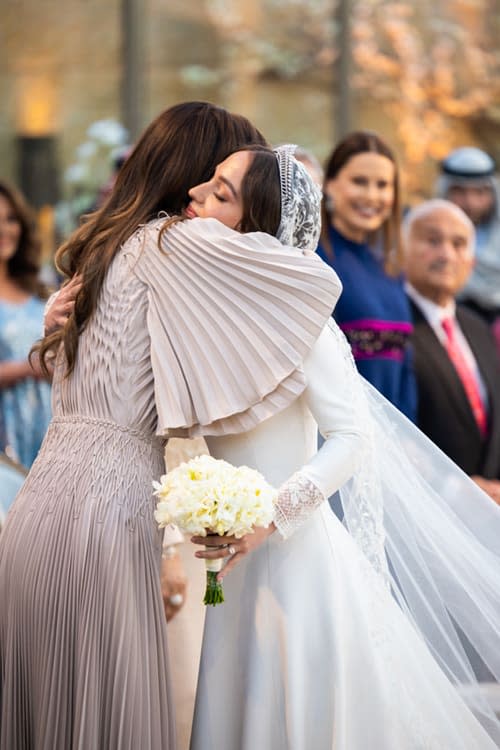 Rania de Jordania abraza a su hija en la boda de la Princesa