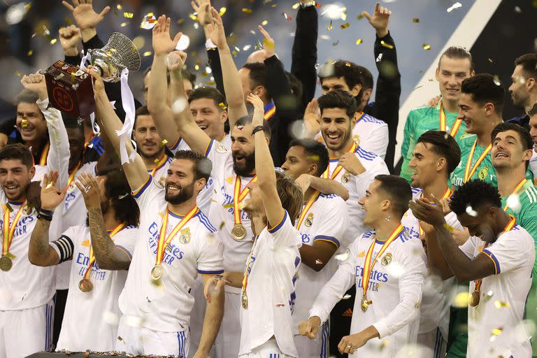 Un buen comienzo de año: Real Madrid festeja con la Supercopa de España, luego de vencer a Athletic Bilbao en la final en Riyad, Arabia Saudita.