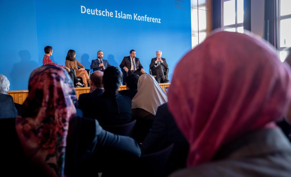 Podiumsdiskussion zum Auftakt der 4. Deutschen Islam-Konferenz mit Horst Seehofer (Bild: dpa)