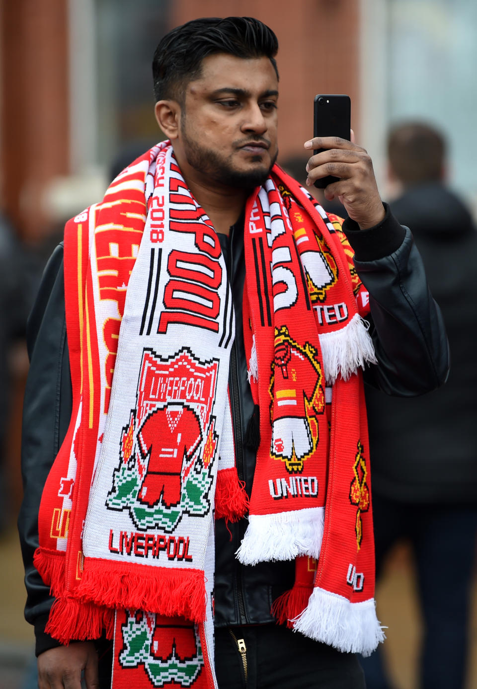 <p>This fan felt the cold outside Old Trafford… </p>