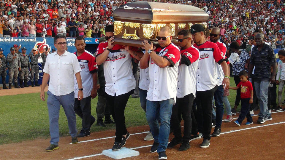 Players of Venezuelan baseball team Los Cardenales de Lara, carry on their shoulders the coffin of their teammate Luis Valbuena. (Photo by Nestor VIVAS / AFP / Getty Images)