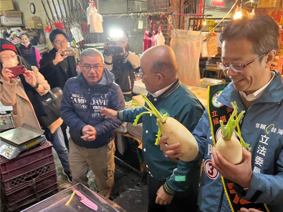 攤商送上菜頭，祝張宏陸有「好彩頭」。（王揚傑攝）