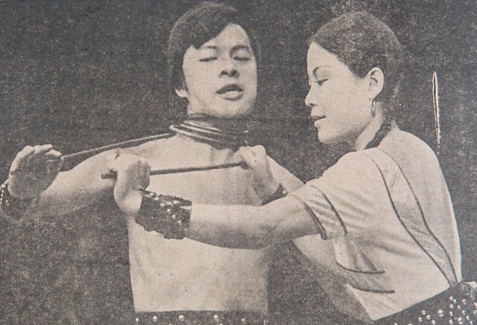 鄭越才（左）12歲就加入劇團，練出「金鐘罩鐵布衫」功夫，不時出國表演。（鄭越才提供）