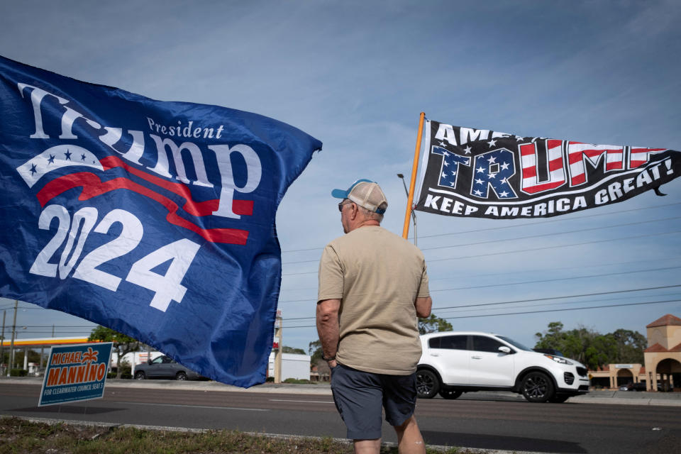 Un partidario del candidato presidencial republicano y expresidente de Estados Unidos, Donald Trump, ondea una bandera durante una reunión en Palm Harbor, Florida, Estados Unidos, el 10 de marzo de 2024. REUTERS/Marco Bello/File Photo