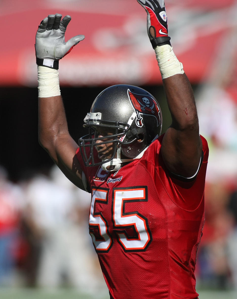 En esta foto del 28 de diciembre de 2008, Derrick Brooks, linebacker de los Buccaneers de Tampa Bay, festeja durante un partido contra los Raiders de Oakland. Bropoks fue elegido el sábado 1 de febrero de 2014 como nuevo miembro del Salón de la Fama (AP Foto/Reinhold Matay, ARCHIVO)