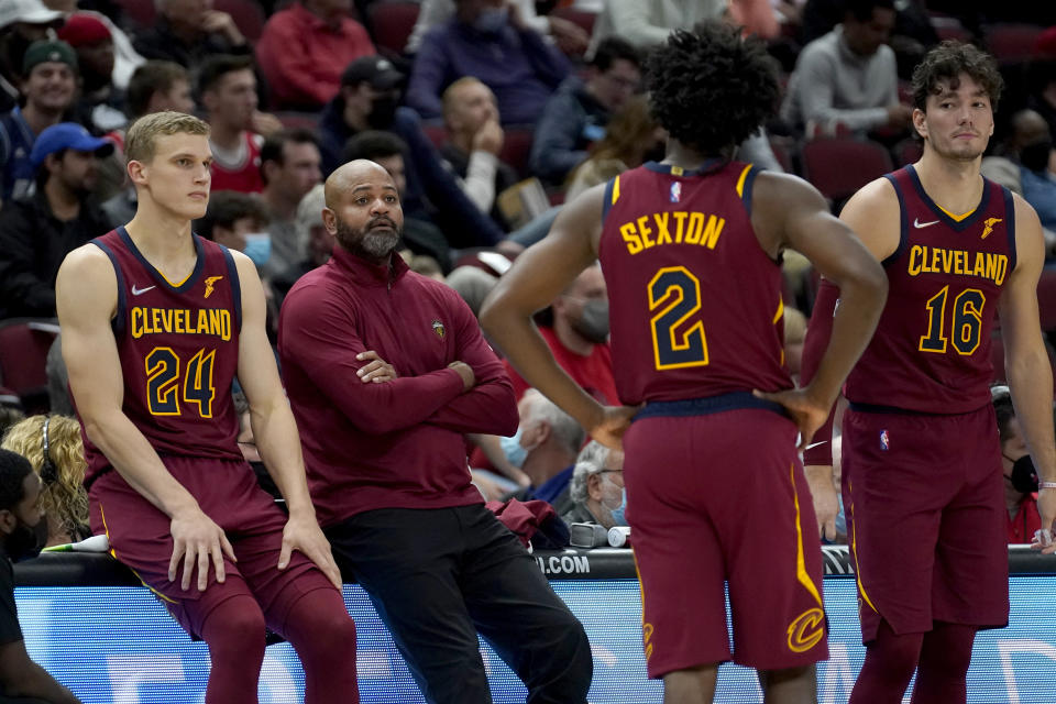 Cleveland Cavaliers head coach Bernie Bickerstaff talks with Lauri Markkanen (24), Collin Sexton (2) and Cedi Osman during the second half of an NBA preseason basketball game Tuesday, Oct. 5, 2021, in Chicago. (AP Photo/Charles Rex Arbogast)