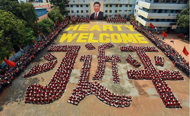 印度清奈這家學校負責接待習近平，出動大量人力排字歡迎。（翻攝自NDTV）