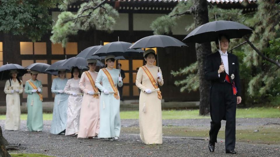 El príncipe heredero Akishino, hermano de Naruhito y primero en línea de sucesión al trono, llega al Palacio Imperial con su esposa Kiko y otros miembros de la familia imperial.