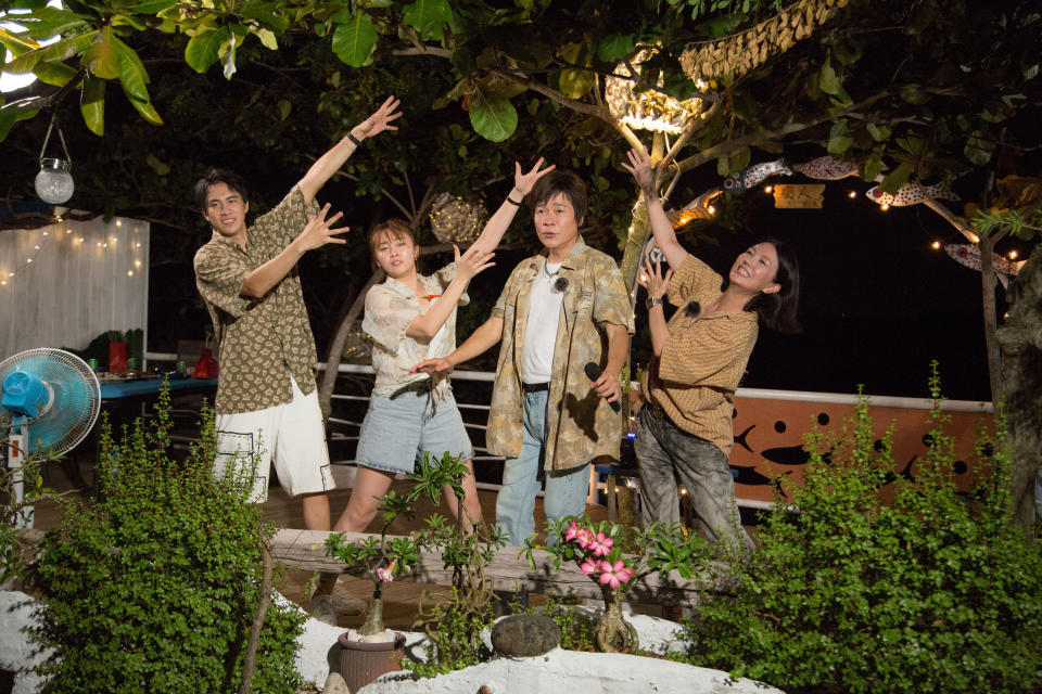 《花甲少年趣旅行》洪榮宏在民宿開起小型演唱會，其他旅伴熱情伴舞。（圖／東森綜合）